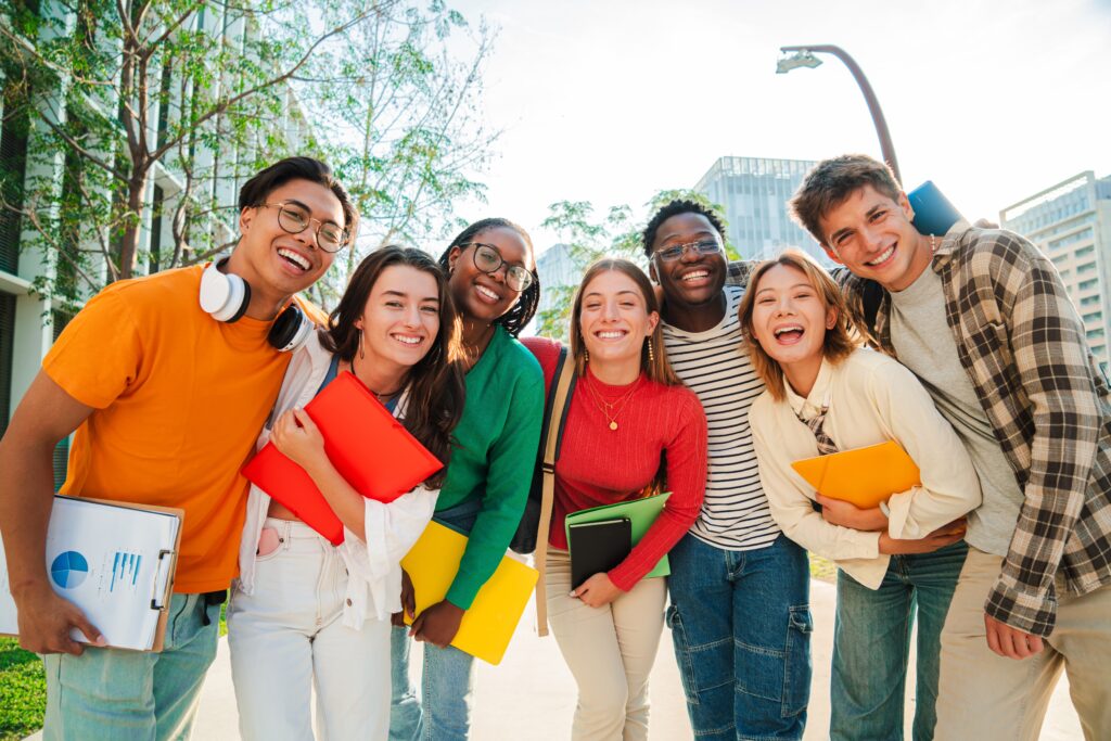 Big,Group,Of,Real,Students,Smiling,And,Looking,At,Camera